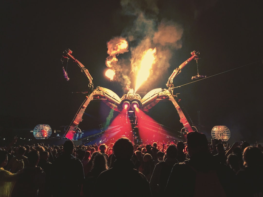 Photo Crowd, stage